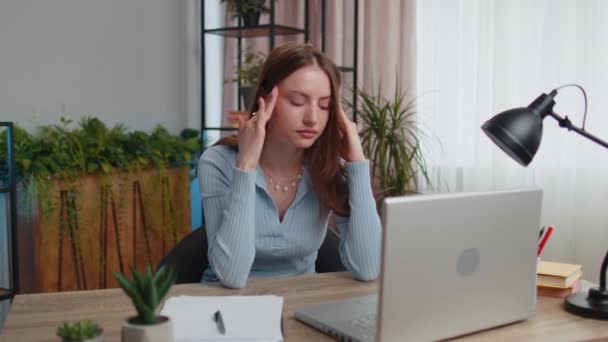 Zmęczona Nauczycielka Freelancerki Korzystająca Laptopa Cierpiąca Napięcie Migainowy Ból Głowy — Wideo stockowe