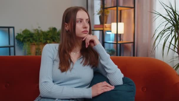 Portret Smutnej Młodej Kobiety Siedzącej Domu Wygląda Zamyśloną Myślącą Problemach — Wideo stockowe
