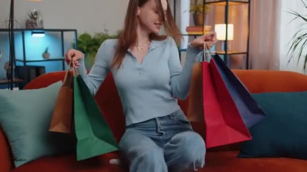 Giovane Donna Felice Consumatore Shopaholic Tornato Casa Dopo Vendita Shopping — Video Stock