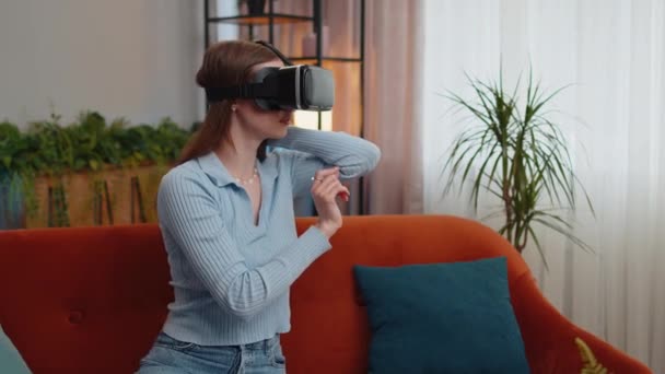 Jonge Vrouw Met Behulp Van Virtual Reality Futuristische Technologie App — Stockvideo