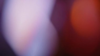 Işık sızıntısı 4K görüntüsü. Lens parlaklığı bokeh örtüleri, yanan alev arka planı. Görüntülerinizi birleştirmek, videoyu biçimlendirmek, dönüşümleri sağlamak için. Odaklanmış lamba flaş ışını etkisi. Işık titreşimleri ve ışıltı