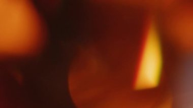 Işık, soyut 4K görüntülerini sızdırır. Yanıp sönen çember mercek parıltısı bokeh, bulanık renk arkaplanının odaklanmamış doğal animasyonunu örtüyor. Çekimleriniz üzerinde birleştirme, videoyu biçimlendirme, geçişler