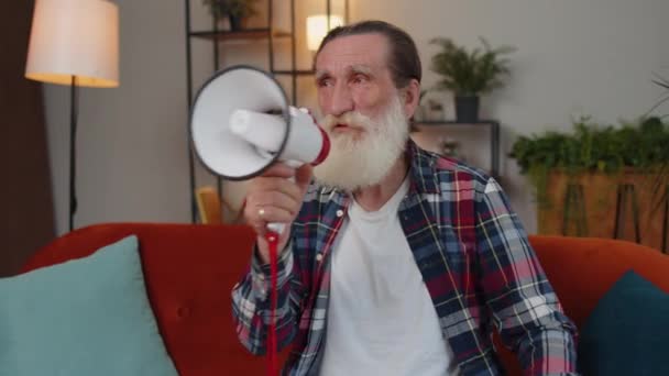 Idős Nagyapa Beszél Hangosbeszélővel Híreket Hirdet Hangosan Hirdeti Hirdetést Figyelmezteti — Stock videók