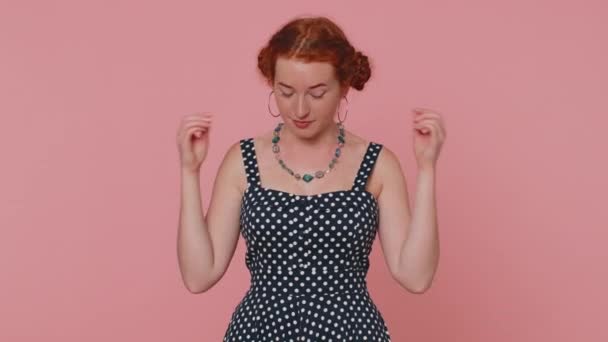 Excited Amazed Ginger Woman Polkadot Dress Touching Head Showing Explosion — ストック動画