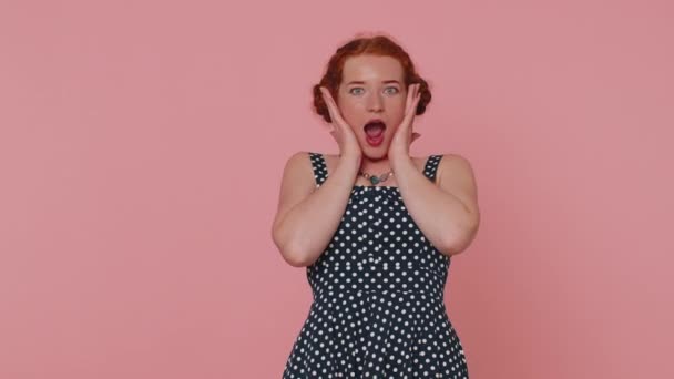 Θεέ Μου Ουάου Ενθουσιασμένος Έκπληκτος Νικητής Τζίντζερ Γυναίκα Σηκώνοντας Χέρια — Αρχείο Βίντεο