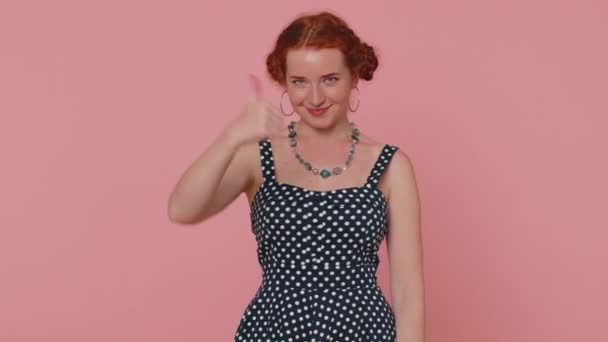 Redhead Νεαρή Γυναίκα Polkadot Φόρεμα Ανυψώνει Τους Αντίχειρες Επάνω Συμφωνεί — Αρχείο Βίντεο