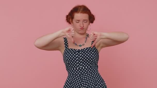 Mulher Cabelo Vermelho Infeliz Perturbado Vestido Polkadot Mostrando Polegares Para — Vídeo de Stock