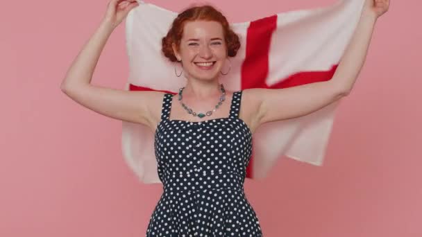 Ngiliz Bayrağı Sallayan Mutlu Genç Bir Kadın Kameraya Gülümseyen Bağımsızlık — Stok video
