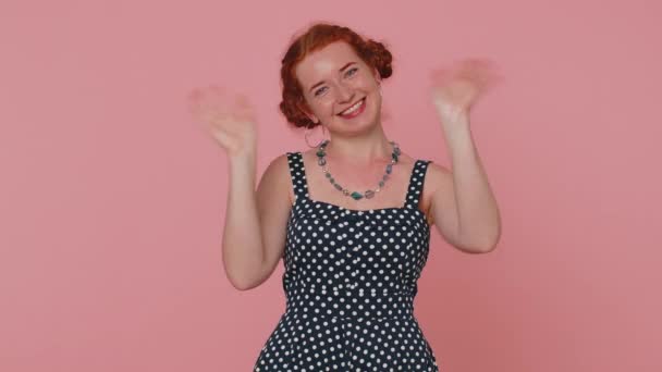 Młoda Ruda Kobieta Sukience Uśmiechnięta Przyjazna Kamery Machająca Rękami Gestykulująca — Wideo stockowe