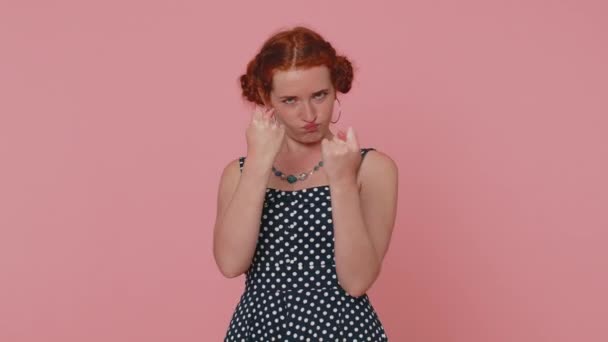 Chciwa Skąpa Ruda Młoda Kobieta Wykazująca Figę Negatywnego Gestu Tak — Wideo stockowe