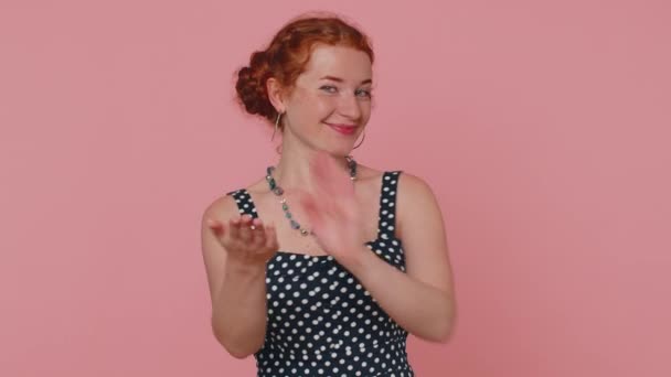 Отличная Работа Веселая Позитивная Счастливая Женщина Платье Показывает Большие Пальцы — стоковое видео