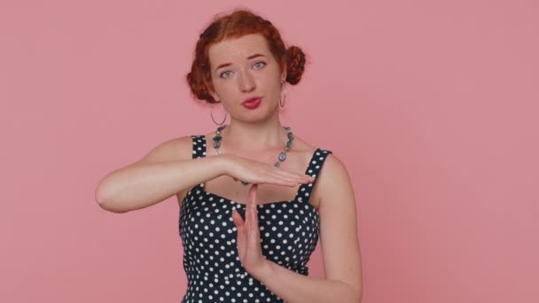 Zaman Doldu Duraklama Hareketi Gösteren Kırmızı Saçlı Yorgun Bir Kadın — Stok video