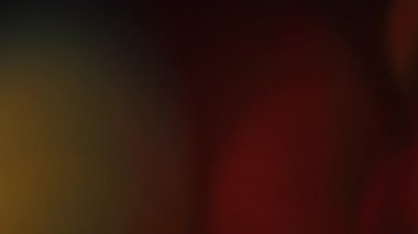 Işık sızıntısı 4K görüntüsü. Lens parlaklığı bokeh örtüleri, yanan alev arka planı. Görüntülerinizi birleştirmek, videoyu biçimlendirmek, dönüşümleri sağlamak için. Odaklanmış lamba flaş ışını etkisi. Işık titreşimleri ve ışıltı