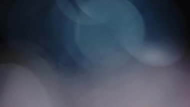 Işık sızıntısı 4K görüntüsü. Lens parlaklığı bokeh örtüleri, yanan alev arka planı. Görüntülerinizi birleştirmek, videoyu biçimlendirmek, dönüşümleri sağlamak için. Odaklanmış lamba flaş ışını etkisi. Işık titreşimleri ve ışıltı