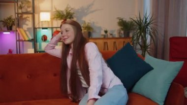 Mutlu, sakin genç bir kadının portresi gülümseyerek mutlu bir yüz ifadesiyle başka tarafa bakıyor dinleniyor, rahatlıyor konsepti tatmin oluyor. İyi haberler sınıftaki kanepede yatıyor. Güzel kız aşık oluyor.