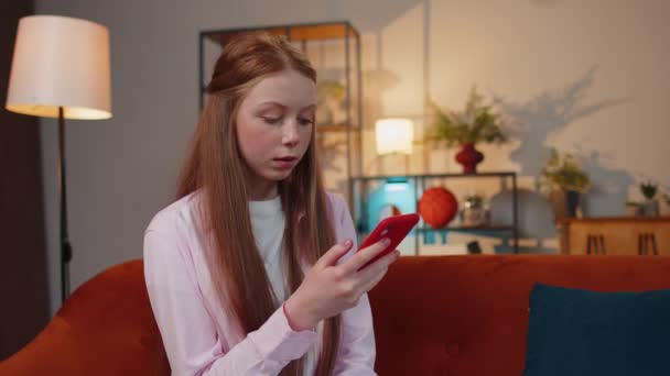 Nuori Punapää Teini Tyttö Käyttää Älypuhelimen Kirjoittamista Selailu Menettää Tulossa — kuvapankkivideo