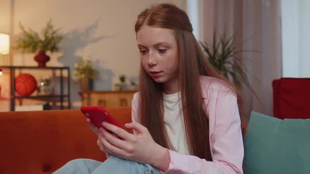 Istenem Hűha Boldog Izgatott Tini Lány Használja Mobil Okostelefon Gépelés — Stock videók