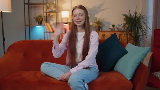 Genç Kız Çocuk Kameraya Arkadaşça Gülümsüyor Sallayarak Merhaba Selam Veriyor — Stok video