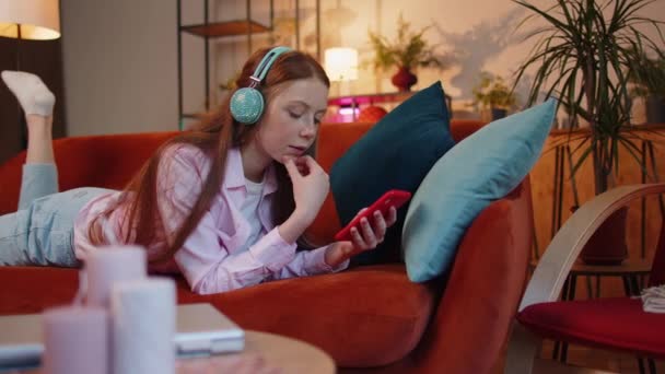 Glücklich Aufgeregt Freudig Junge Rothaarige Teenager Kind Mädchen Mit Mobilen — Stockvideo