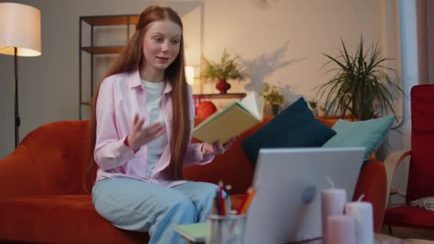 Çocuk Öğrenci Evde Dizüstü Bilgisayarla Kitap Okuyarak Serbest Çalışıyor Genç — Stok video