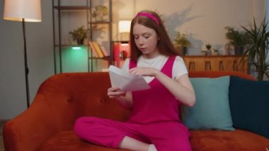 Çocuk kız zarfı açar, mektubu okur. Kariyer büyümesi terfi, banka kredisi onayı, üniversitenin parasal ödülüne başarılı giriş uzun zamandır beklenen davetiye harika haber, piyango oyunu kazandı