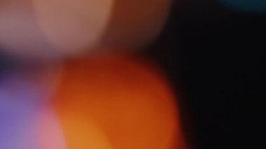 Çok renkli ışık, karargah görüntülerini siyah arka plana sızdırır. Stüdyoda gaz sızıntısı var. Doğal aydınlatma ışınları bokeh etkisi. Çekimlerinizi birleştirmek, videoyu biçimlendirmek, geçişlerinizi