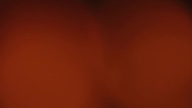 Işık sızıntısı 4K görüntüsü. Lens parlaklığı bokeh örtüleri, yanan alev arka planı. Görüntülerinizi birleştirmek, videoyu biçimlendirmek, dönüşümleri sağlamak için. Odaklanmış lamba flaş ışını etkisi. Işık titreşimleri ve ışıltı