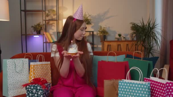 Happy Teen Child Girl Wears Festive Birthday Hat Hold Cupcake — Vídeos de Stock