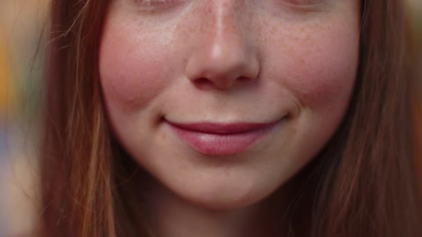 年轻快乐的红头发女子的特写特写 嘴角挂着微笑 迷人可爱的生姜少女有着洁白而健康的牙齿 粉红口红女雀斑模特笑得大大的相机 — 图库视频影像