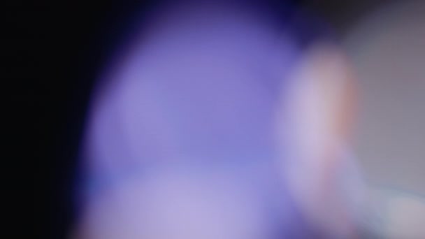 Багатокольорове Світло Просочує Кадрів Чорному Тлі Лінзові Студійні Спалахи Просочувалися — стокове відео