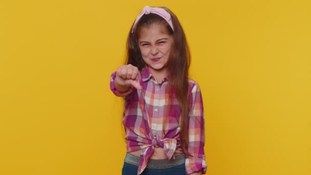 Abneigung Aufgebrachte Junge Frühchen Mädchen Kind Zeigt Daumen Nach Unten — Stockvideo