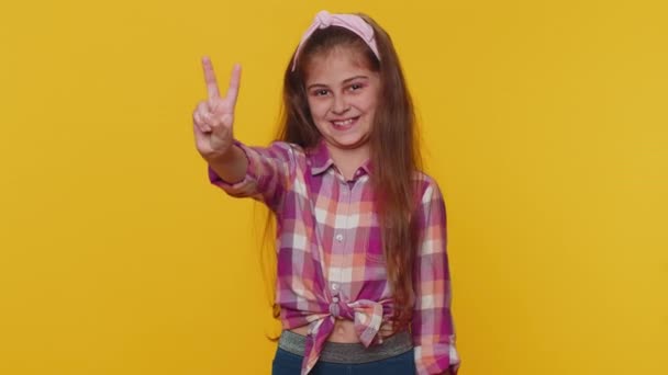Happy Preteen Παιδί Κορίτσι Δείχνει Σημάδι Νίκης Ελπίζοντας Για Την — Αρχείο Βίντεο