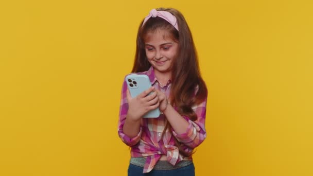 Νεαρό Πριν Από Την Εφηβεία Παιδί Κορίτσι Χρησιμοποιούν Κινητό Smartphone — Αρχείο Βίντεο