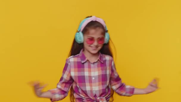 Щаслива Дівчинка Дев Ятнадцяти Дітей Яка Слухає Музику Через Навушники — стокове відео