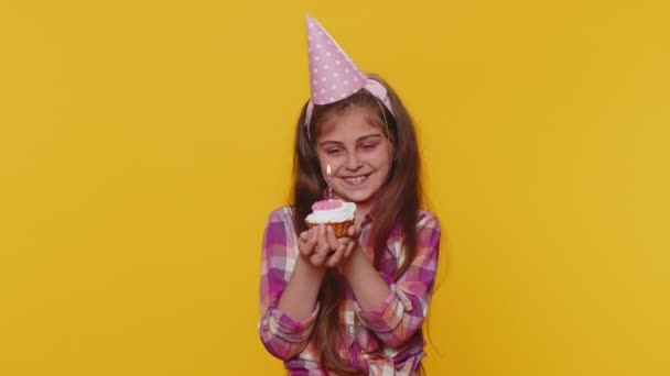 Ευτυχισμένος Νεαρός Έφηβος Κορίτσι Παιδί Φοράει Εορταστική Καπέλο Γενεθλίων Cupcake — Αρχείο Βίντεο