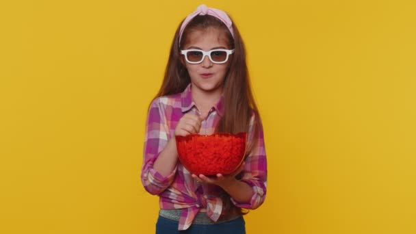 Little Toddler Children Girl Shirt Eating Popcorn Watching Comedy Movie — Stockvideo