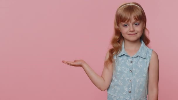 Toddler Toddler Girl Showing Thumbs Pointing Empty Place Advertising Area — Vídeo de Stock