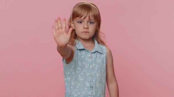 Zatrzymaj Gest Wściekłe Młode Dziecko Mówi Nie Trzymajcie Się Ręce — Wideo stockowe