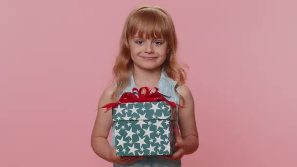 Krásné Usmívající Mladé Předpuberťačky Dítě Prezentující Narozeninovou Dárkovou Krabici Natahuje — Stock video