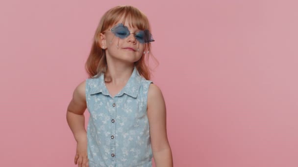 Portrait Seductive Preteen Child Girl Kid Wearing Blue Sunglasses Charming — Vídeo de stock