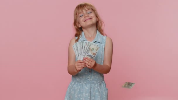 Peníze Hotovosti Dolar Déšť Padá Mladé Předpuberťačky Dítě Slaví Úspěch — Stock video