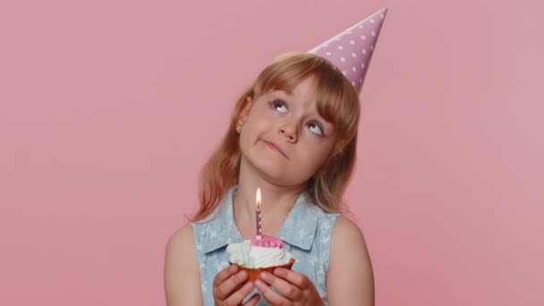 Happy Young Preteen Child Girl Kid Wears Festive Birthday Hat — Vídeo de Stock