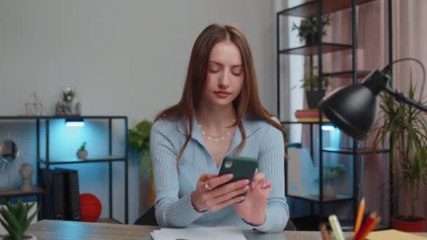 Mladá Byznysmena Používá Smartphone Psaní Prohlížení Ztrácí Překvapen Náhlými Výsledky — Stock video