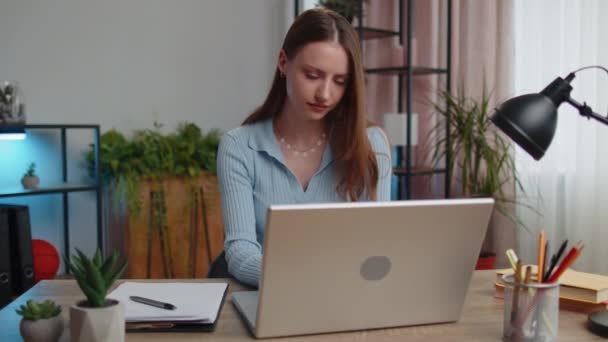 Mladá Žena Byznysmena Sedí Stole Zavírá Notebook Dokončení Práce Domácí — Stock video