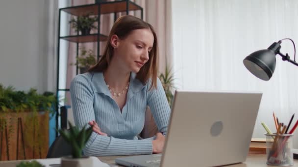 Νεαρή Γυναίκα Freelancer Κάθεται Στο Γραφείο Στο Σπίτι Κάνοντας Βίντεο — Αρχείο Βίντεο