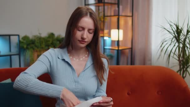 Mutlu Kadın Zarfı Açar Mektubu Okur Kariyer Büyümesi Terfi Banka — Stok video