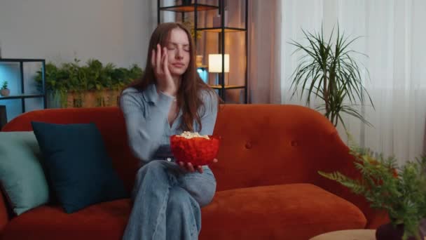 Opgewonden Jonge Mooie Vrouw Zitten Bank Eten Popcorn Kijken Naar — Stockvideo