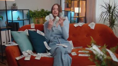 Başarılı, mutlu, zengin bir iş kadını. Paraları sayıyor, yüksek kârlar elde ediyor, piyango kazanıyor, gelir kazancından tatmin oluyor, para dolu bir kanepede yatıyor.