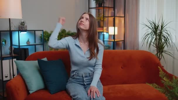 에서의 작업을 수정한다 여자는 소파에 시끄러운 사람들에게 짜증을 손으로 통으로 — 비디오
