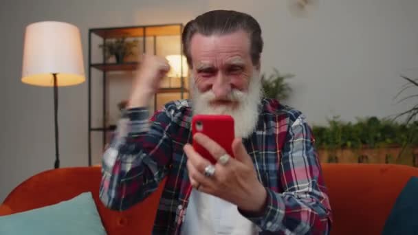 Happy Excited Senior Old Grandfather Man Use Mobile Smartphone Typing — Vídeo de Stock